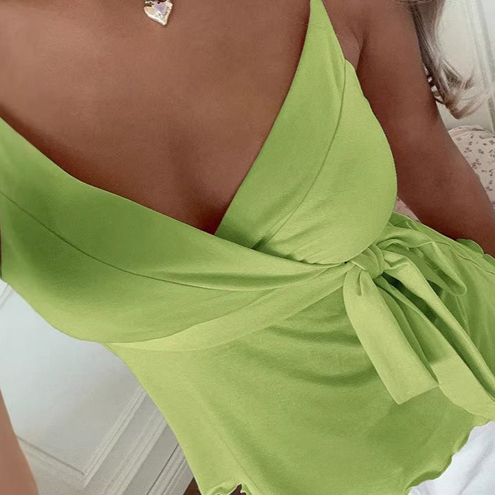 Top tipo cami Madalena con escote en V y borde ondulado