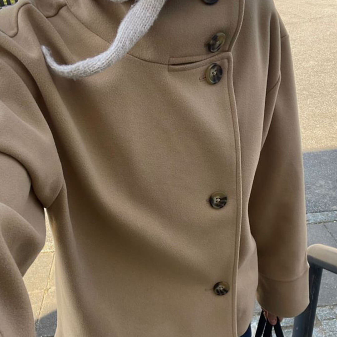 Casaco elegante Rosalia com gola alta