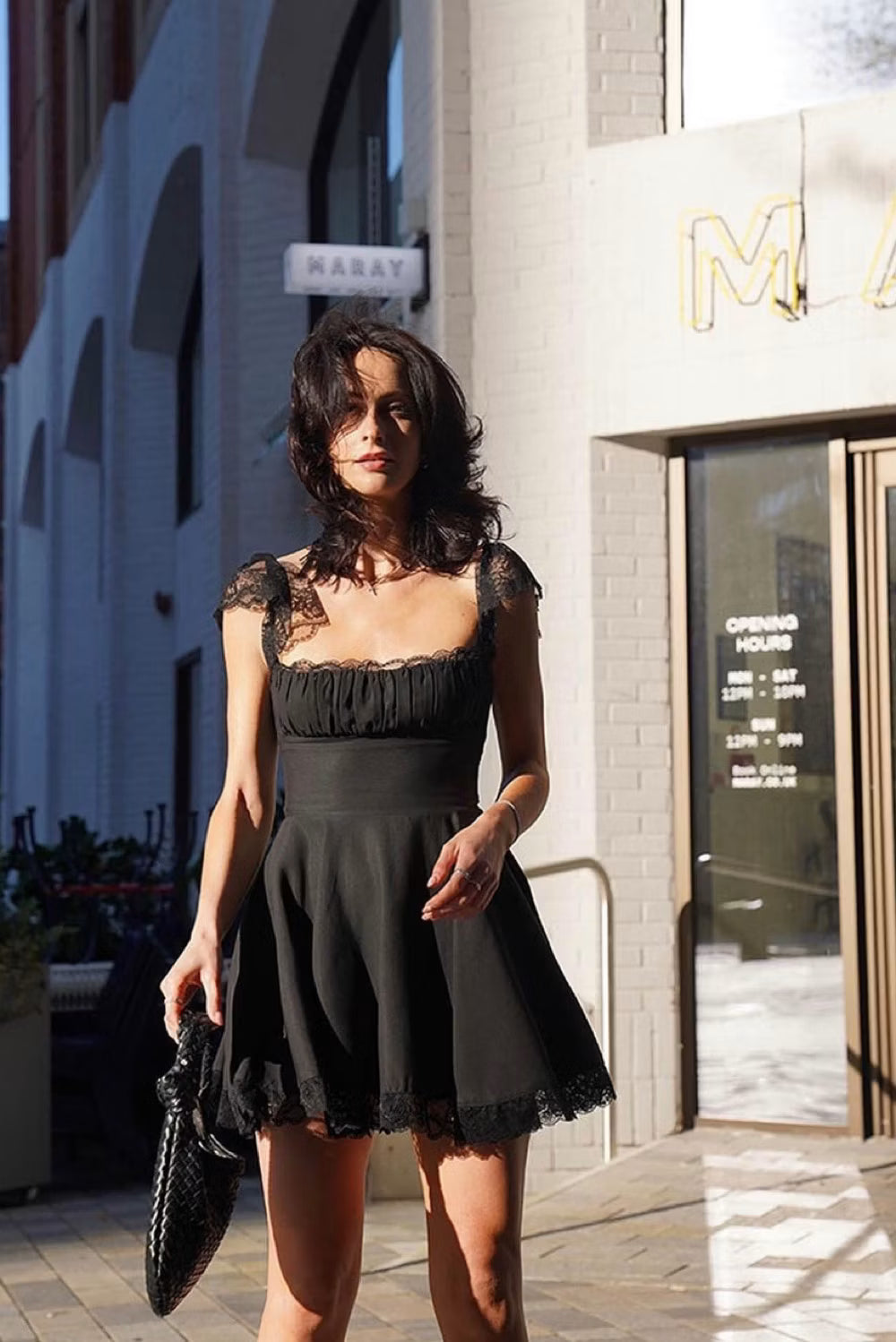 Vestido mini de encaje Bianca con lazo en la espalda