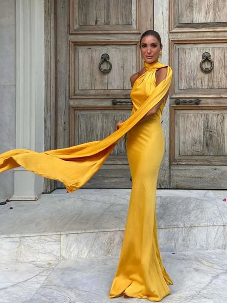 Vestido Yanna satinado halter y espalda descubierta