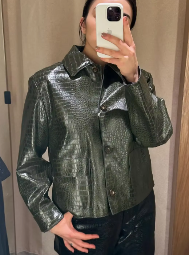 Chaqueta de cuero sintético con relieve de cocodrilo Svea