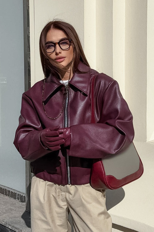 <h2>Ilona Chaqueta Moto Mate de Piel Sintética para Mujeres</h2>
<p>Sábado por la noche, la chaqueta de cuero sobre un slip dress — la Ilona consigue ese equilibrio exacto entre atrevido y desenfadado sin esfuerzo. El acabado mate en PU la mantiene modern