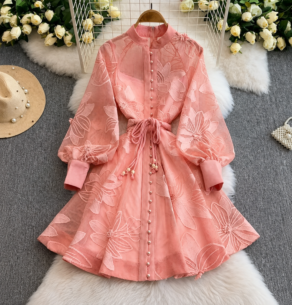 Vestido Hedy de encaje bordado con cinturón