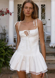 Vestido mini Aloura con tirantes y volantes