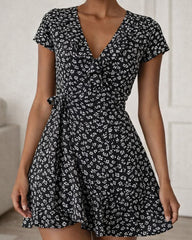 Celeste vestido mini en línea A con escote en V y estampado floral