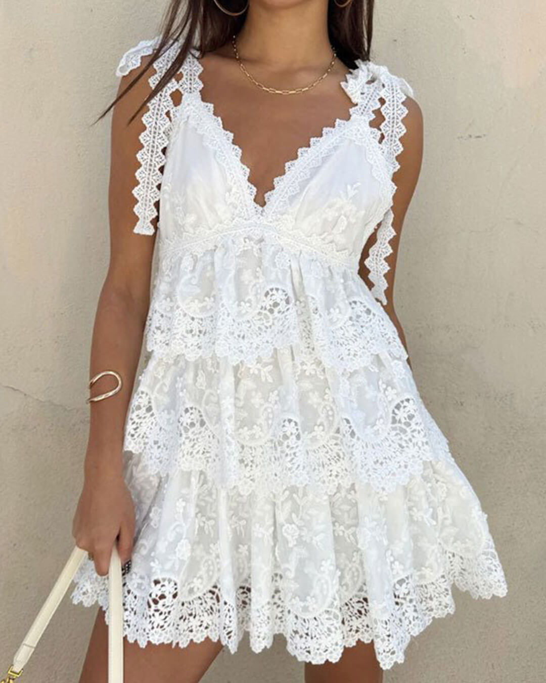Sophia Vestido mini de encaje con volantes y escote en V