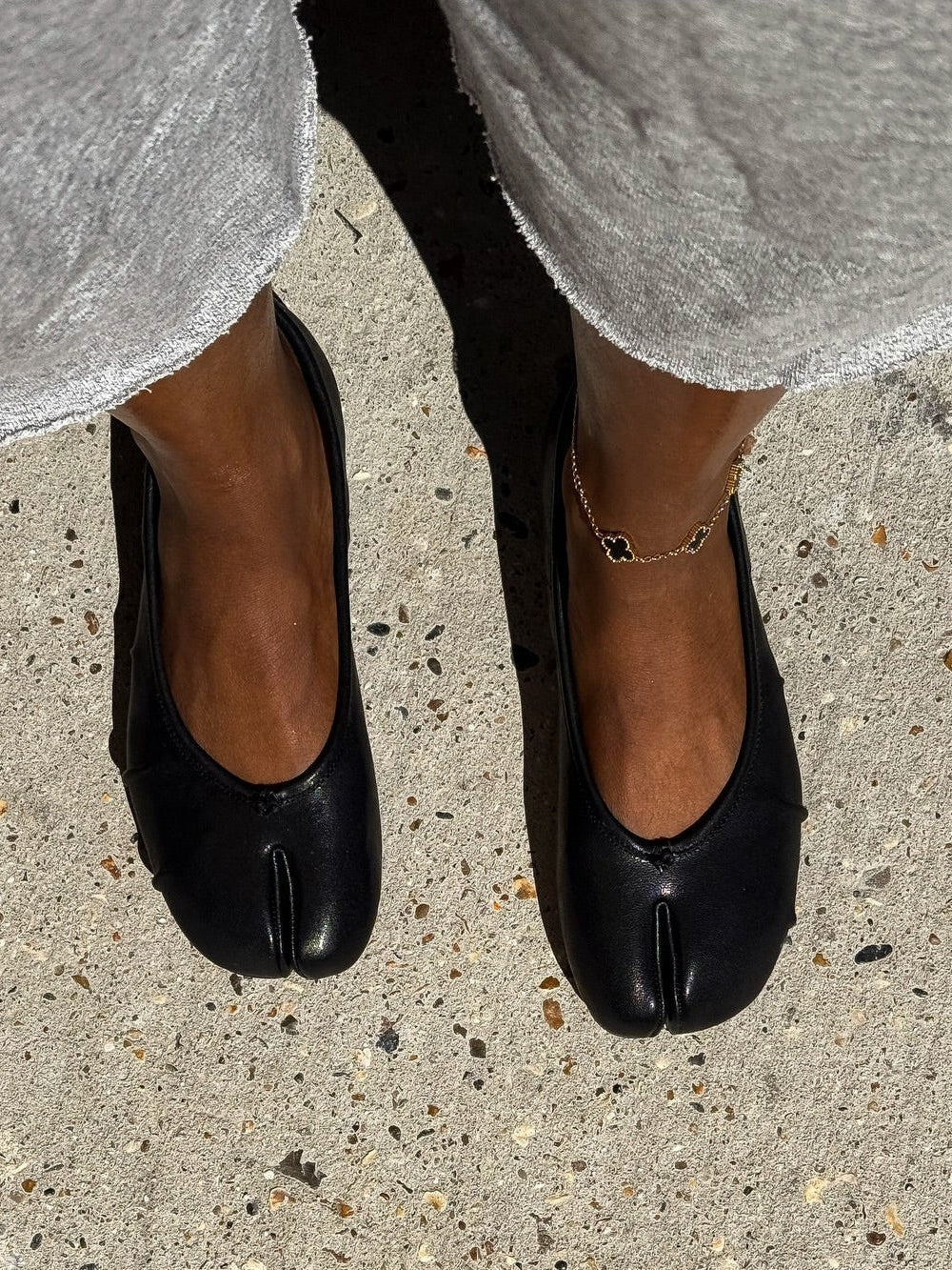 Mules con puntera dividida de piel vegana Bianca